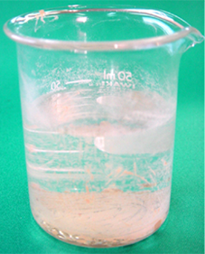 オイル配合ファンデーションに水を加えた状態