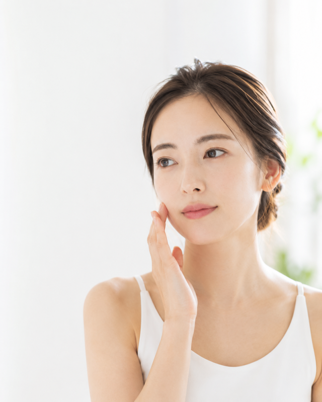 肌の乾燥やくすみが気になる女性のイメージ