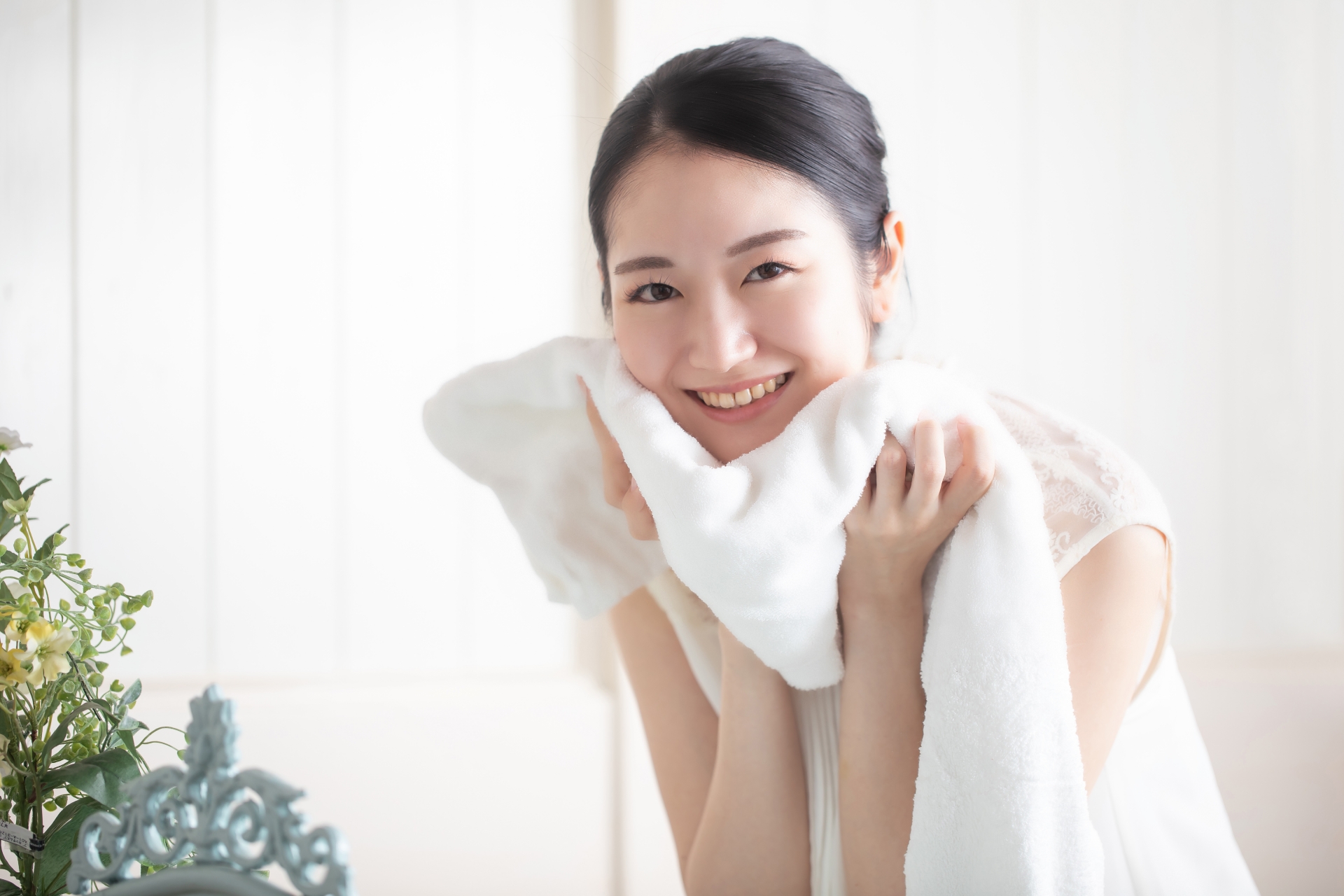 洗顔ケアをイメージした女性